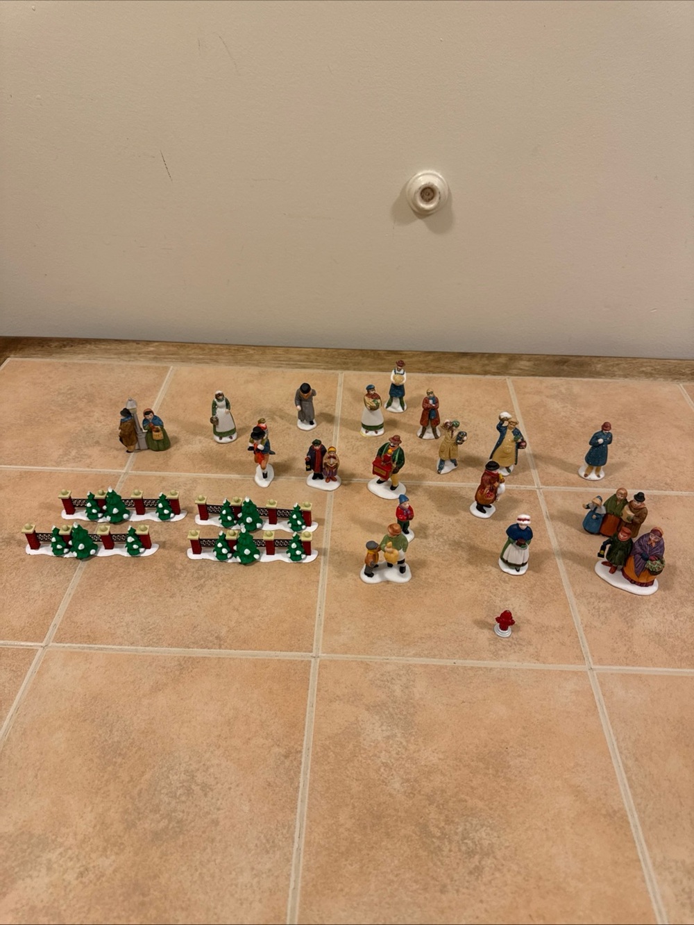 Dept 56 Heritage Village Figures Lot - Assorted Loose Figurines 23 Total Pieces